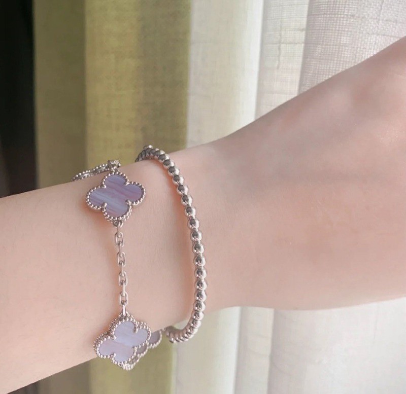 目を惹くカラー ヴァン クリーフアンドアーペル ペルレゴールドパールブレスレット偽物 VCARO7A800