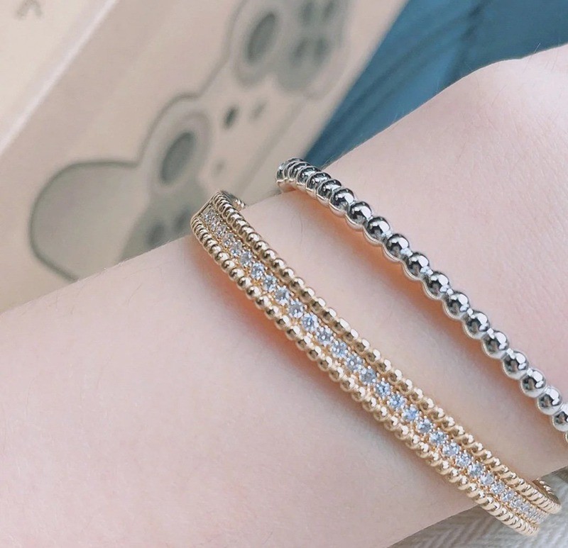 目を惹くカラー ヴァン クリーフアンドアーペル ペルレゴールドパールブレスレット偽物 VCARO7A800