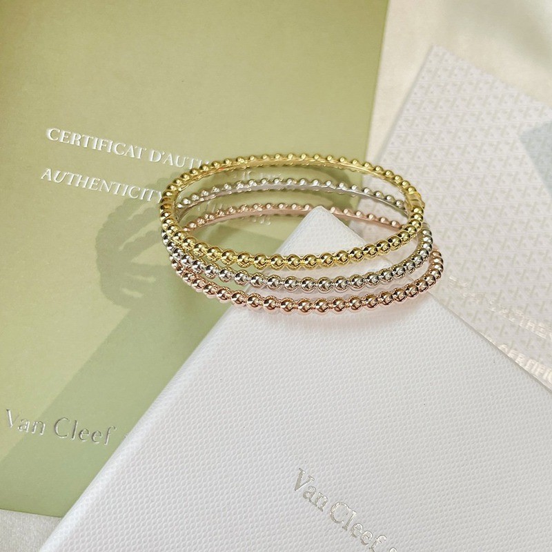 目を惹くカラー ヴァン クリーフアンドアーペル ペルレゴールドパールブレスレット偽物 VCARO7A800