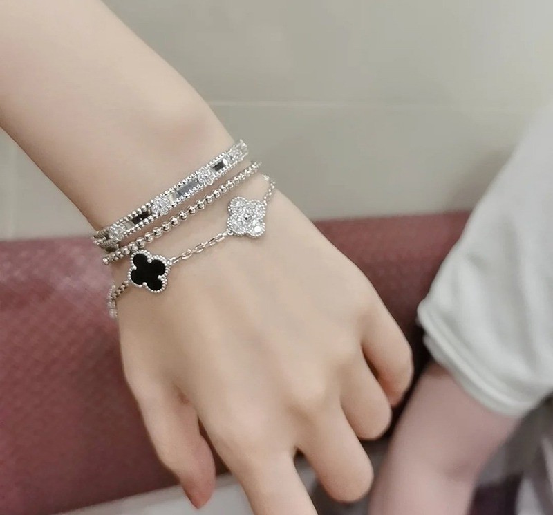 目を惹くカラー ヴァン クリーフアンドアーペル ペルレゴールドパールブレスレット偽物 VCARO7A800