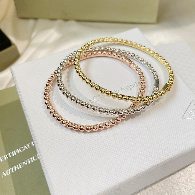 目を惹くカラー ヴァン クリーフアンドアーペル ペルレゴールドパールブレスレット偽物 VCARO7A800