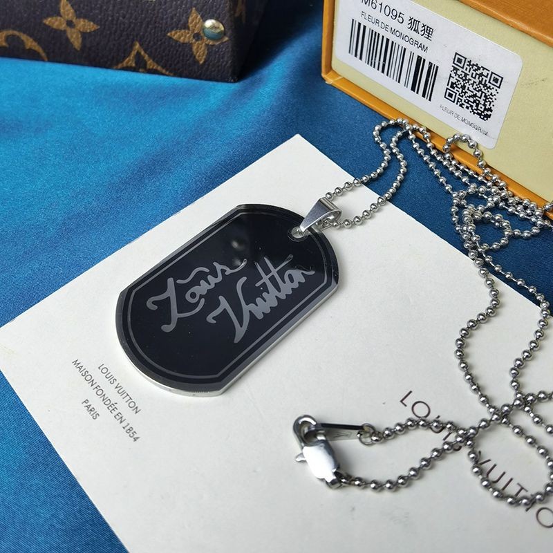 日本未入荷ルイヴィトン ペンダントシグネチャーLV 偽物 ネックレス M00321