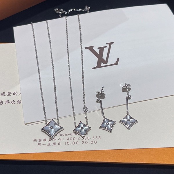 ルイヴィトン 偽物 パンダンティフ スター ブロッサム BB vut24867