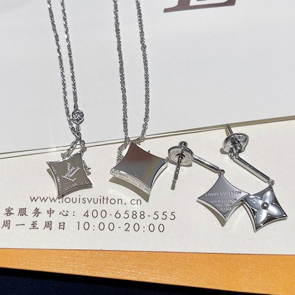 ルイヴィトン 偽物 パンダンティフ スター ブロッサム BB vut24867