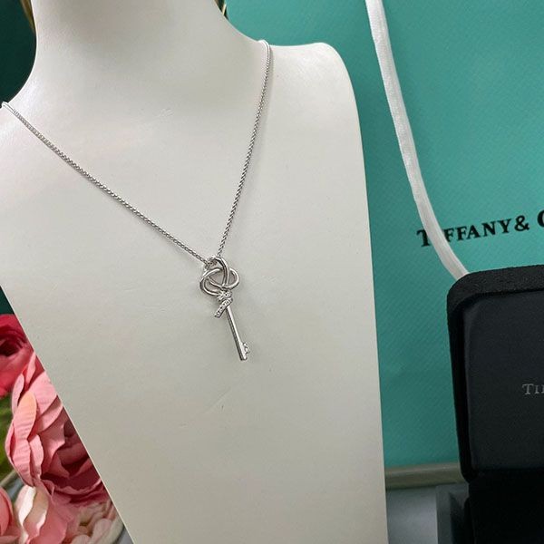 ギフトに最適 ティファニー ミディアム キー ペンダント コピー 華やか Tiy95508