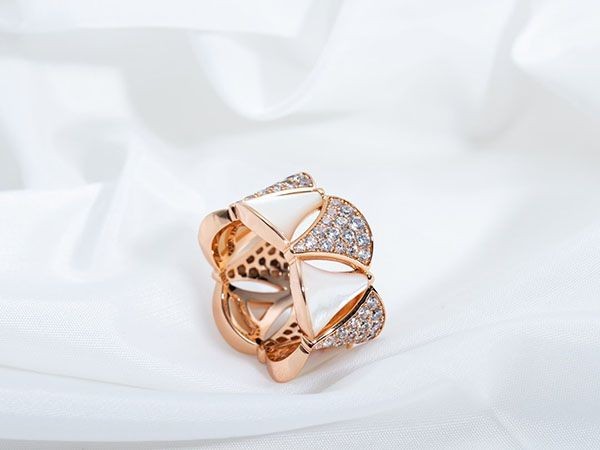 大人気! ブルガリ ディーヴァドリーム ダイヤ シェル リング Buh79011