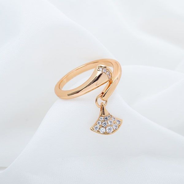 最新でオシャレ ブルガリ リング コピー ディーヴァドリーム ゴールド 18K Buc88684