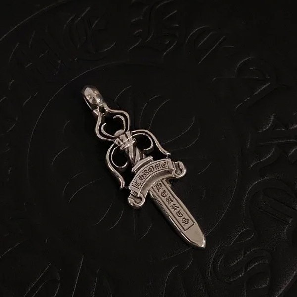 目を惹くカラー クロムハーツ ネックレス 偽物 ＃5 ダガー Dagger チャーム Kuj79060