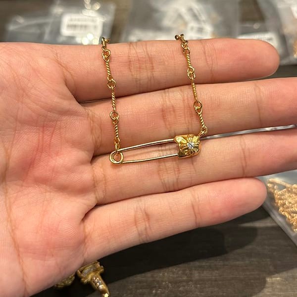 一目惚れ♪クロムハーツ ネックレス 偽物 CHクロス 22K セーフティピン ゴールド Kue62753