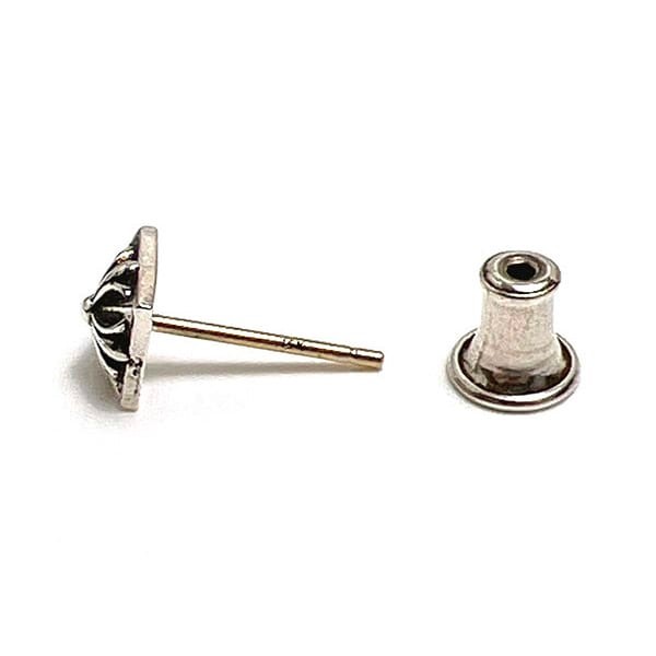 ギフトに最適クロムハーツ ピラミッド スタッド ピアス 偽物 シルバー Kuk28590