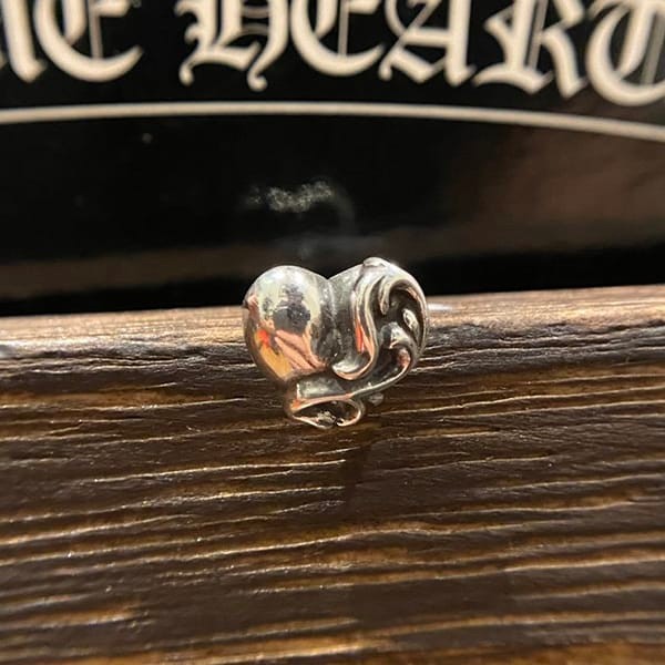 高級ブランドクロムハーツ STUD HEART ハートスタッド ピアス シルバー コピー Kuk61884
