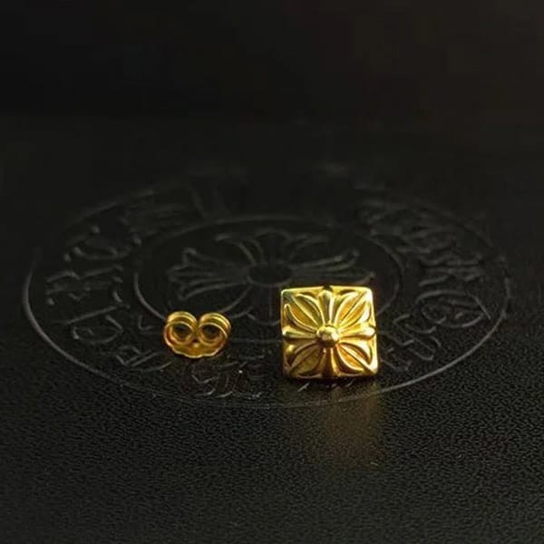 速達発送クロムハーツ 偽物 プラス ピラミッド スタッド 22K ゴールド ピアス Kuj17787
