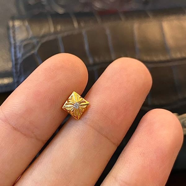 速達発送クロムハーツ 偽物 プラス ピラミッド スタッド 22K ゴールド ピアス Kuj17787