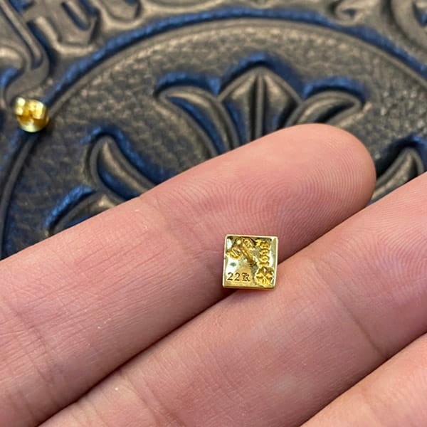 速達発送クロムハーツ 偽物 プラス ピラミッド スタッド 22K ゴールド ピアス Kuj17787
