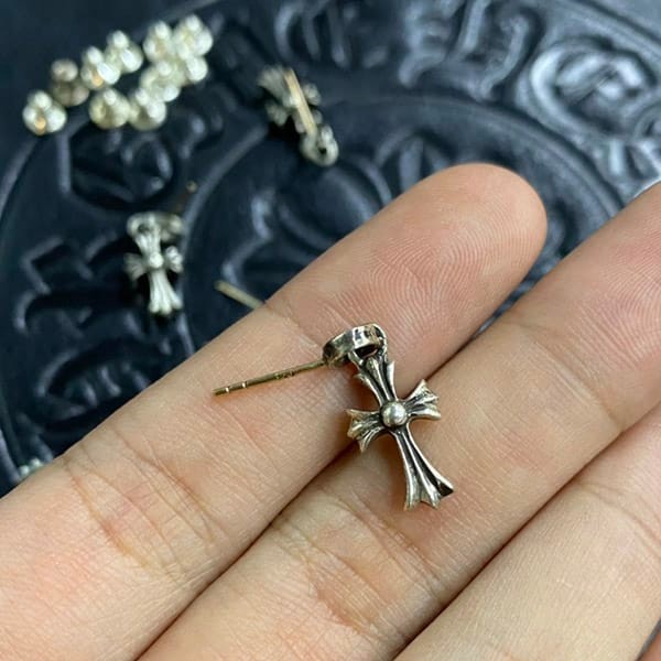 完売必至クロムハーツ ドロップ スタックCHクロス ピアス 偽物 Kum41882