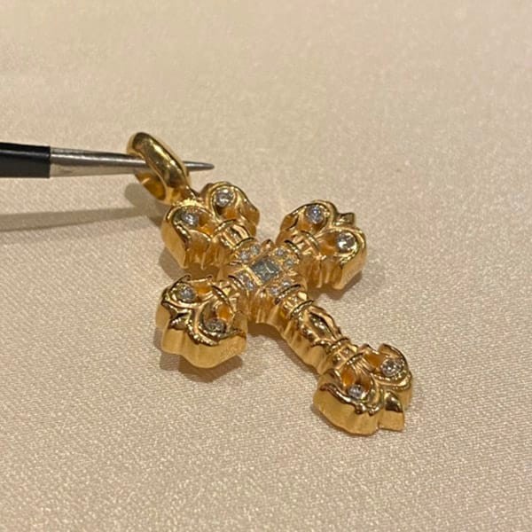 速達発送クロムハーツ コピー フィリグリー クロスチャーム 22K Kus44478