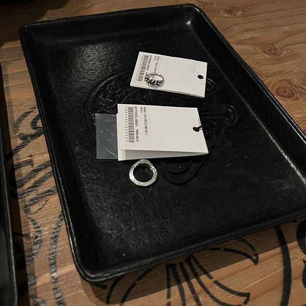 n級品 おすすめ クロムハーツ リング 偽物 指輪 タイニー E ノット Kui73967