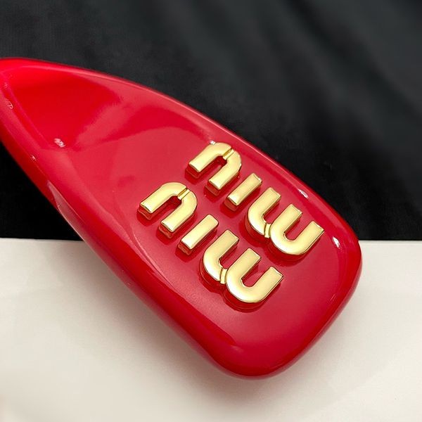 セレブ多数愛用 ミュウミュウ パテントレザー ヘアクリップ 偽物 myb21195