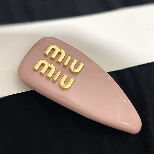 セレブ多数愛用 ミュウミュウ パテントレザー ヘアクリップ 偽物 myb21195