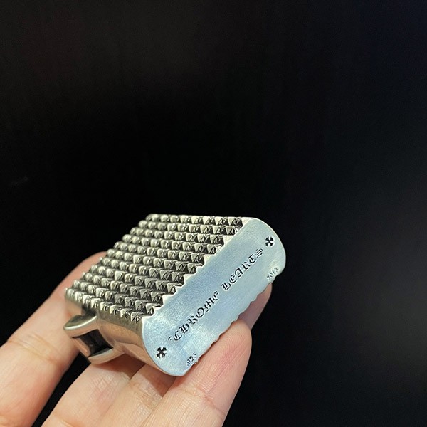 クロムハーツ ZIPPO ジッポライター 偽物 ピラミッドプラス Kuk97244