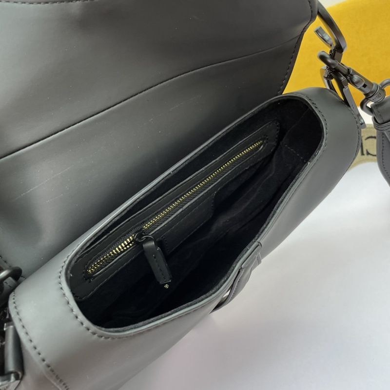 目を惹くカラーディオール ラテカラー サドルバッグ偽物 ウルトラマットカーフスキン M0446SLLO_M989