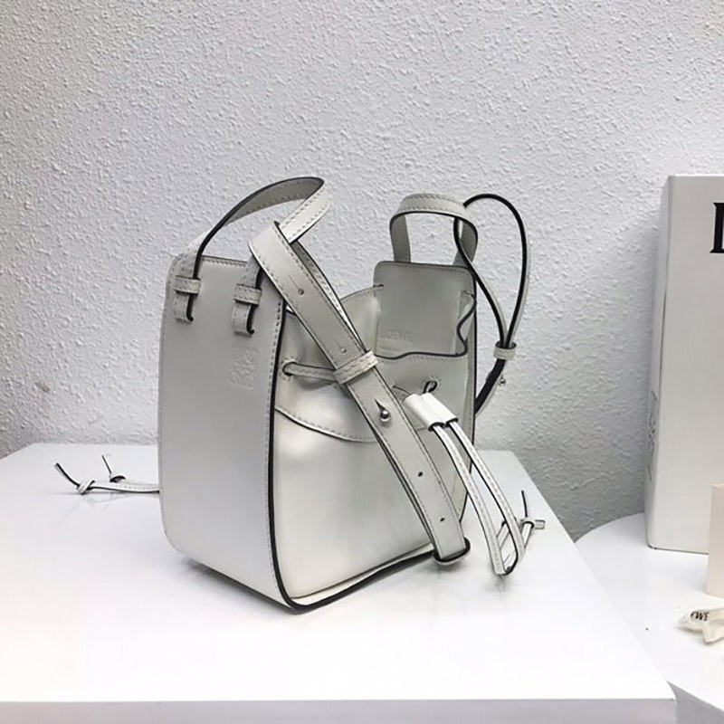 ☆限定☆ ロエベ ハンモック 偽物 ドローストリング ショルダーバッグ 0010365427