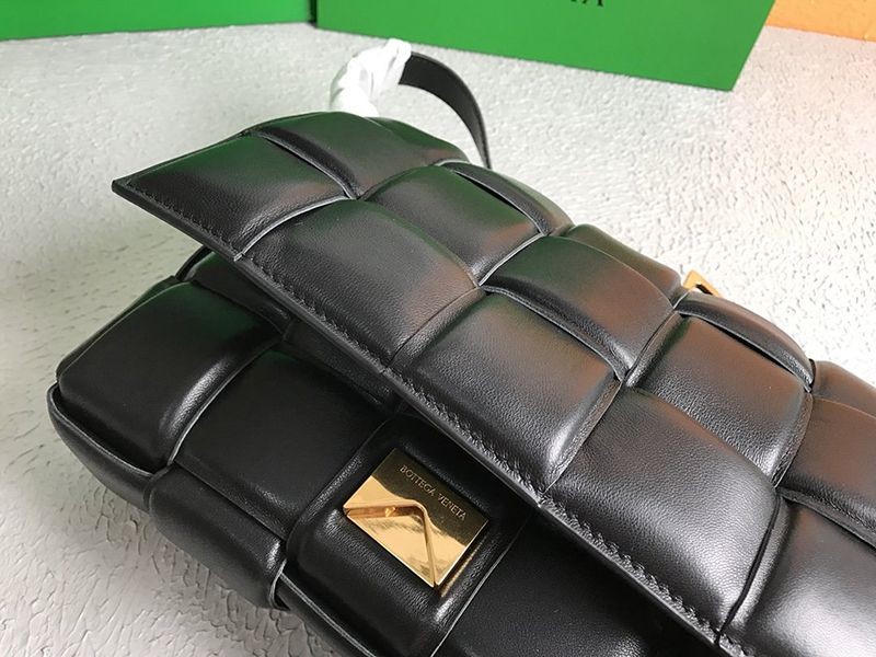 欲しい♡超限定♪ボッテガヴェネタ パデッドカセット コピー ショルダーバッグ ゴールド仕上げ 591970VCQR18425