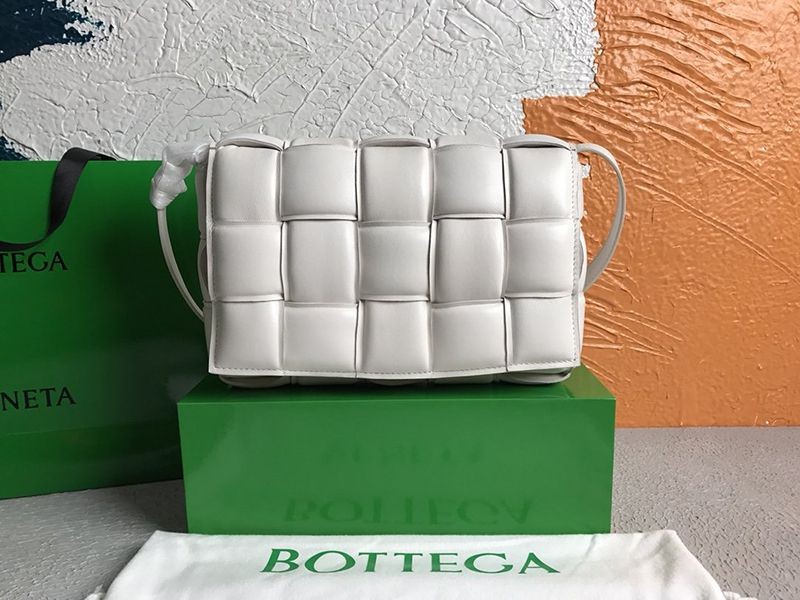 欲しい♡超限定♪ボッテガヴェネタ パデッドカセット スーパーコピー ショルダーバッグ シルバー仕上げ boj78120