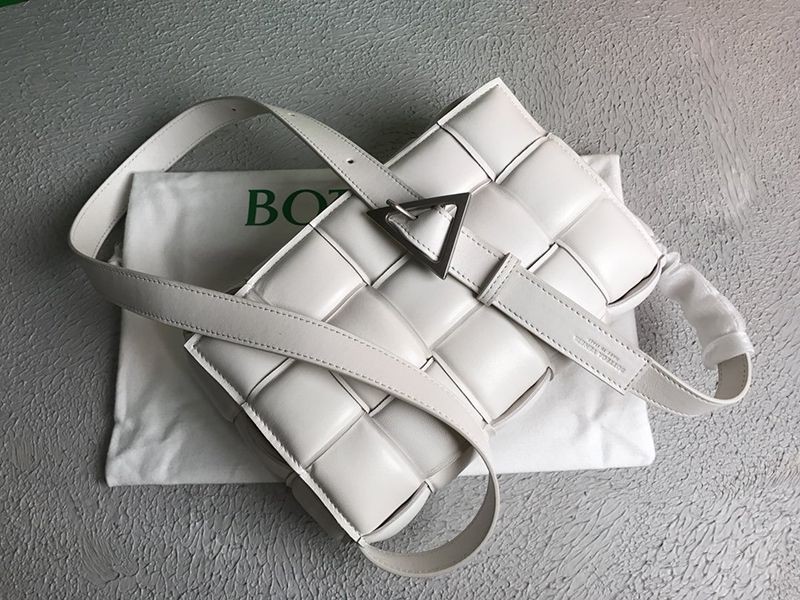 欲しい♡超限定♪ボッテガヴェネタ パデッドカセット スーパーコピー ショルダーバッグ シルバー仕上げ boj78120