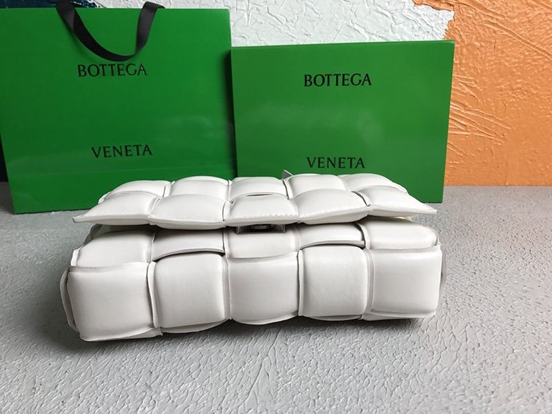 欲しい♡超限定♪ボッテガヴェネタ パデッドカセット スーパーコピー ショルダーバッグ シルバー仕上げ boj78120