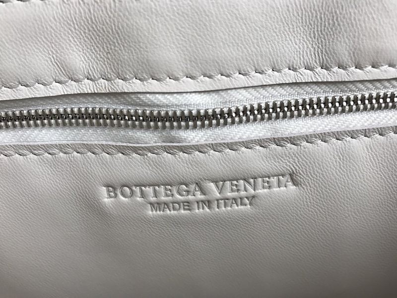 欲しい♡超限定♪ボッテガヴェネタ パデッドカセット スーパーコピー ショルダーバッグ シルバー仕上げ boj78120