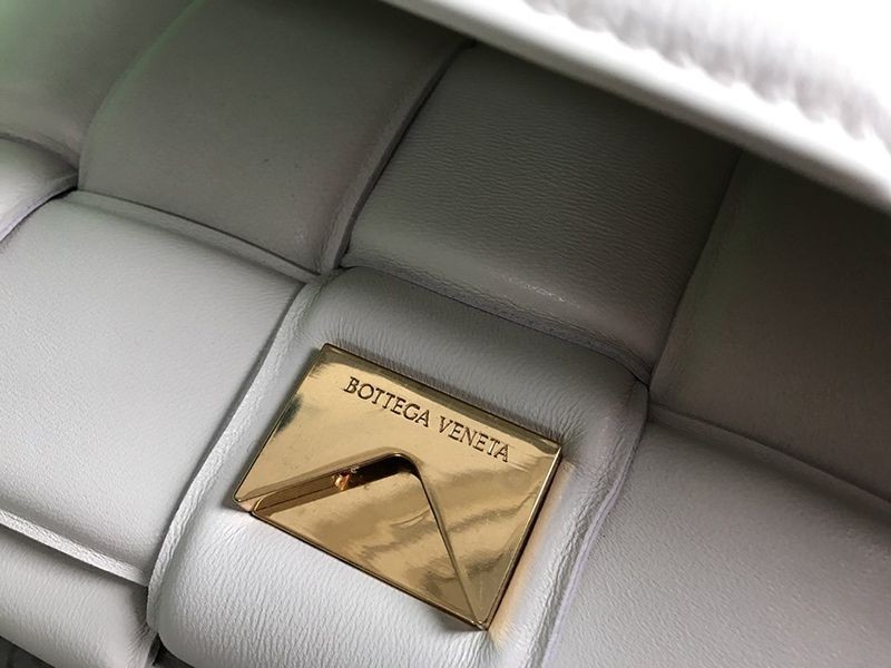 希少色ボッテガヴェネタ 偽物 パデッドカセット ショルダーバッグ ゴールド仕上げ 591970VCQR19143