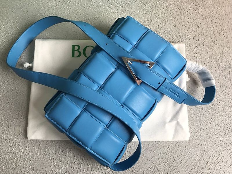 希少色ボッテガヴェネタ パデットカセット コピー ショルダーバッグ ブルー bou77826