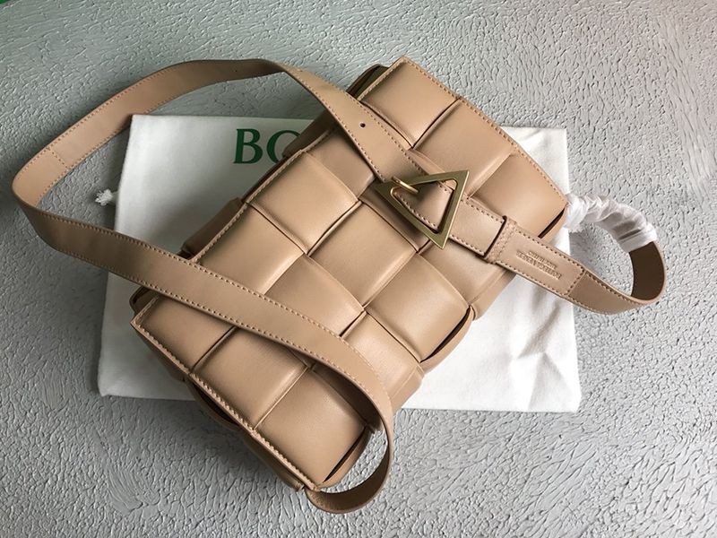 入手困難ボッテガヴェネタ パデットカセット 偽物 ショルダーバッグ アーモンド 591970VCQR12700