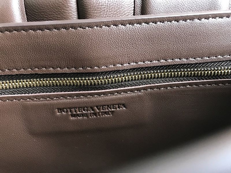 欲しい♡超限定♪ボッテガヴェネタ パデットカセット 偽物 ショルダーバッグ グレープ 591970VCQR15010