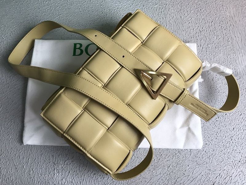 最安値挑戦ボッテガヴェネタ 偽物 パデッドカセット ショルダーバッグ シナバー 591970VCQR19782