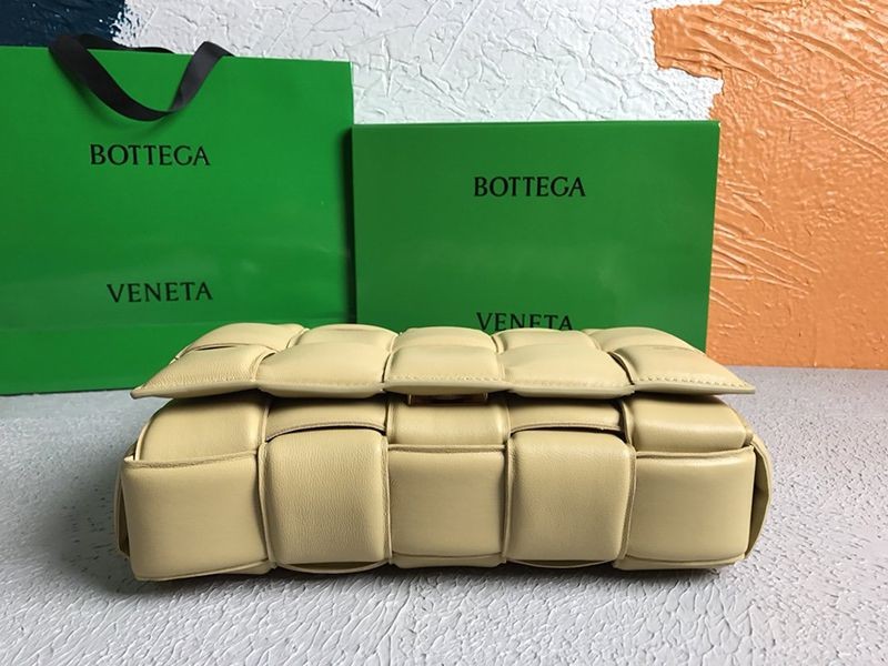 最安値挑戦ボッテガヴェネタ 偽物 パデッドカセット ショルダーバッグ シナバー 591970VCQR19782