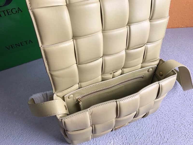最安値挑戦ボッテガヴェネタ 偽物 パデッドカセット ショルダーバッグ シナバー 591970VCQR19782