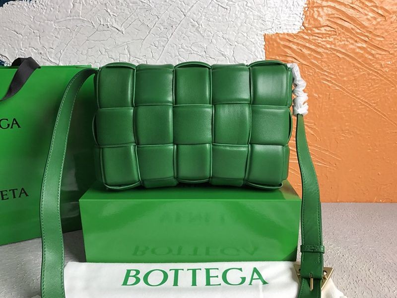 ボッテガヴェネタ スーパーコピー パデッドカセット ショルダーバッグ グリーン boz19602