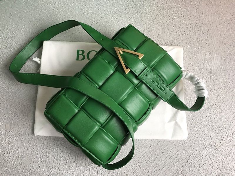 ボッテガヴェネタ スーパーコピー パデッドカセット ショルダーバッグ グリーン boz19602