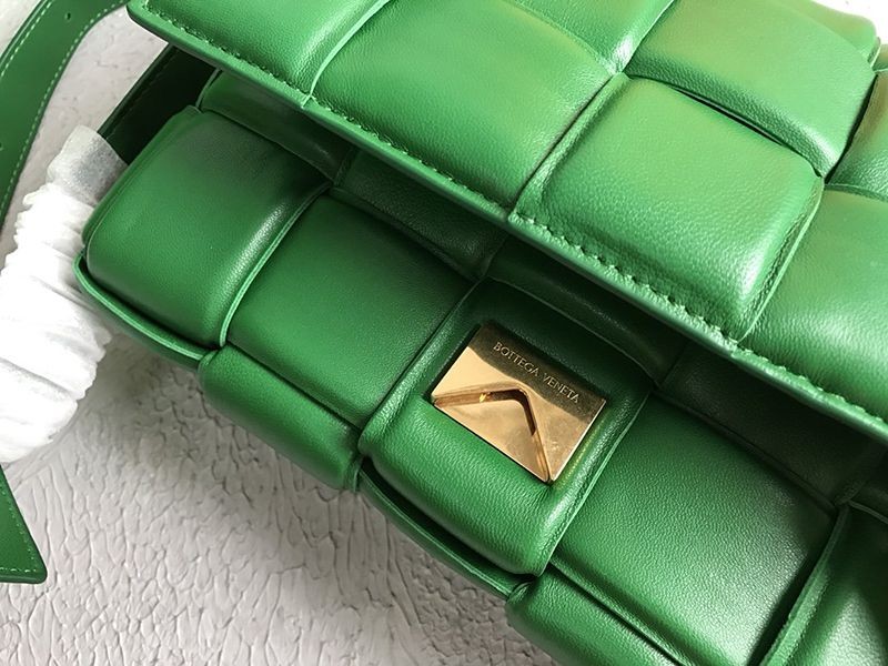 ボッテガヴェネタ スーパーコピー パデッドカセット ショルダーバッグ グリーン boz19602