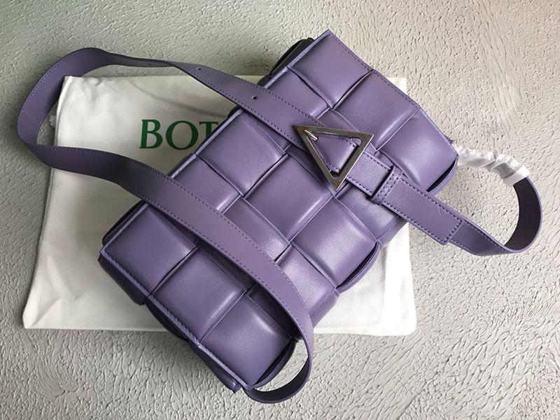 累積売上総額第１位！ボッテガヴェネタ パデットカセット 偽物 ショルダーバッグ ラベンダー 591970VCQR15130