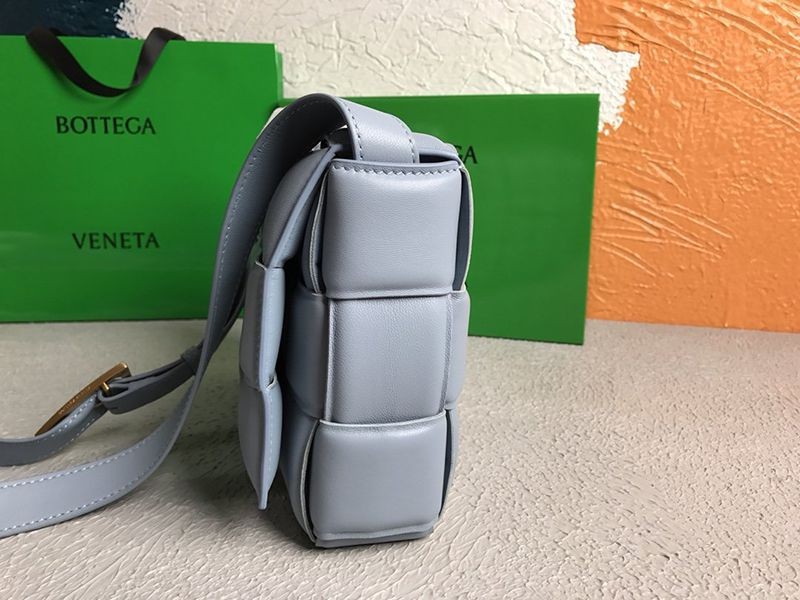可愛いボッテガヴェネタ パデットカセット 偽物 ショルダーバッグ ムーングレイ bos27294