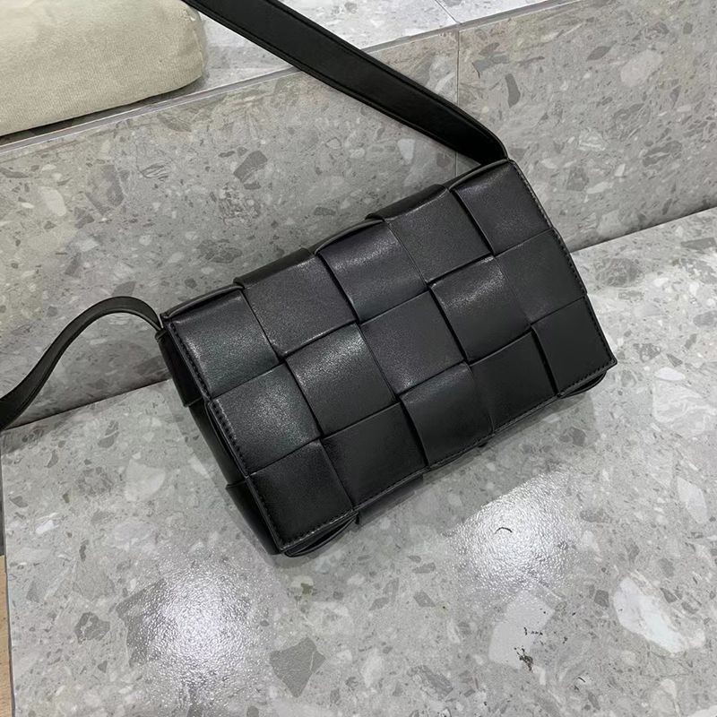 日本未入荷ボッテガヴェネタ カセット 偽物 クロスボディバッグ bol90713