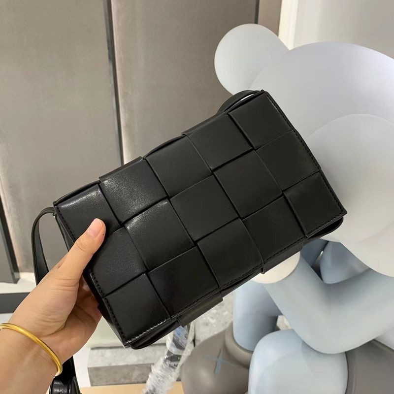 日本未入荷ボッテガヴェネタ カセット 偽物 クロスボディバッグ bol90713