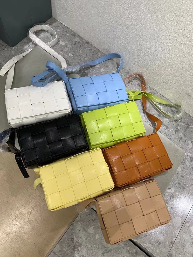 日本未入荷ボッテガヴェネタ カセット 偽物 クロスボディバッグ bol90713