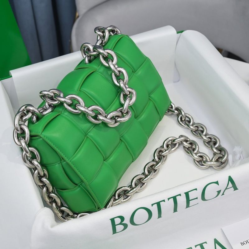 ★日本!!人気！ボッテガヴェネタ コピー ザチェーン カセット レザー製クロスボディバッグ boa49393