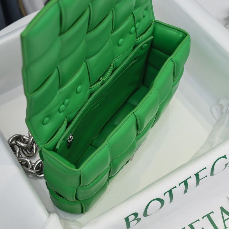 ★日本!!人気！ボッテガヴェネタ コピー ザチェーン カセット レザー製クロスボディバッグ boa49393