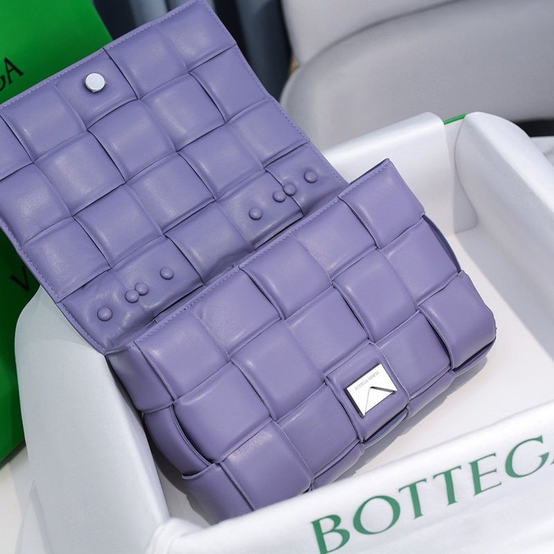 目を惹くカラーボッテガヴェネタ 偽物 ザチェーン カセット レザー製クロスボディバッグ bot33184