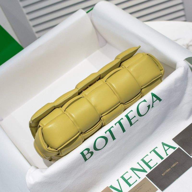 大人気！ボッテガヴェネタ ザチェーン カセット 偽物 レザー製クロスボディバッグ boa02082